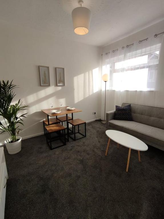 1 Bedroom With Free Parking Apartment *
