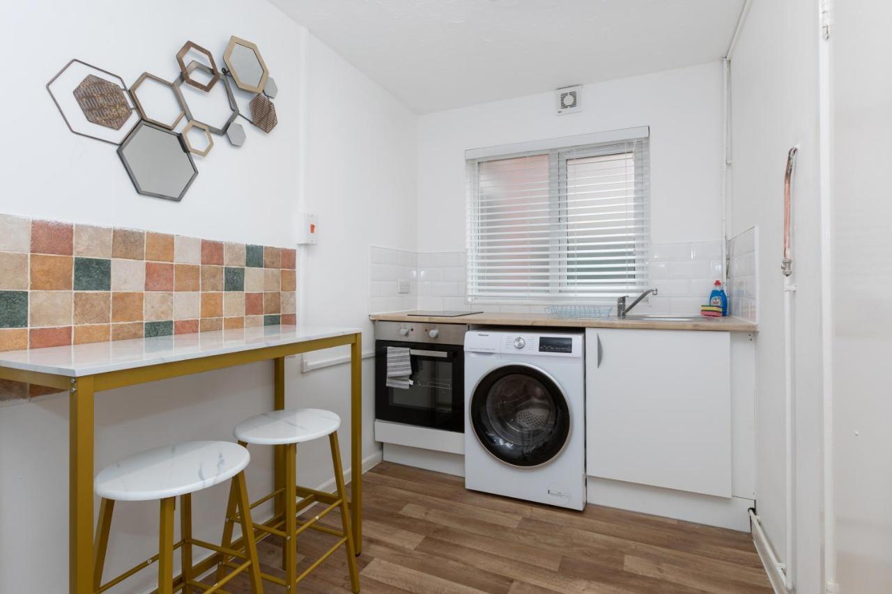Apartment 1 Bedroom With Free Parking *